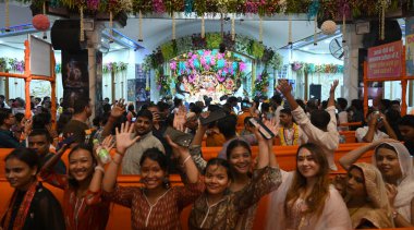 NEW DELHI INDIA 26 AĞUSTOS 2024 Devotees Janmashtami festivali Iskcon Tapınağı Sant Nagar Doğu Kailash 26 Ağustos 2024 'te Yeni Delhi Hindistan' da Sonu Mehta Hindustan Times tarafından çekilmiştir. 