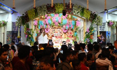 NEW DELHI INDIA 26 AĞUSTOS 2024 Devotees Janmashtami festivali Iskcon Tapınağı Sant Nagar Doğu Kailash 26 Ağustos 2024 'te Yeni Delhi Hindistan' da Sonu Mehta Hindustan Times tarafından çekilmiştir. 