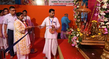 NEW DELHI INDIA 26 AĞUSTOS 2024 Devotees Janmashtami festivali Iskcon Tapınağı Sant Nagar Doğu Kailash 26 Ağustos 2024 'te Yeni Delhi Hindistan' da Sonu Mehta Hindustan Times tarafından çekilmiştir. 