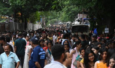 NEW DELHI INDIA 26 AĞUSTOS 2024 Devotees Janmashtami festivali Iskcon Tapınağı Sant Nagar Doğu Kailash 26 Ağustos 2024 'te Yeni Delhi Hindistan' da Sonu Mehta Hindustan Times tarafından çekilmiştir. 