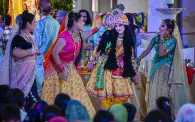 NEW DELHI INDIA 26 AĞUSTOS 2024 Lord Krishna ve Radha gibi giyinen sanatçılar Shri Laxmi Narayan Tapınağı 'ndaki Krishna Janmashtami' nin Mandir 'de 26 Ağustos 2024' te Mandir Marg 'da Yeni Delhi' de Raj K Raj Hindustan 