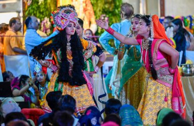 NEW DELHI INDIA 26 AĞUSTOS 2024 Lord Krishna ve Radha gibi giyinen sanatçılar Shri Laxmi Narayan Tapınağı 'ndaki Krishna Janmashtami' nin Mandir 'de 26 Ağustos 2024' te Mandir Marg 'da Yeni Delhi' de Raj K Raj Hindustan 