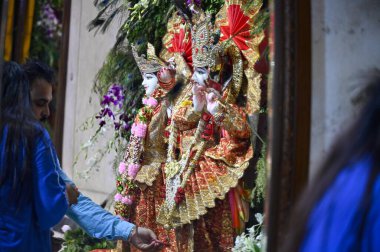 NEW DELHI INDIA 26 AĞUSTOS 2024 Lord Krishna ve Radha gibi giyinen sanatçılar Shri Laxmi Narayan Tapınağı 'ndaki Krishna Janmashtami' nin Mandir 'de 26 Ağustos 2024' te Mandir Marg 'da Yeni Delhi' de Raj K Raj Hindustan 