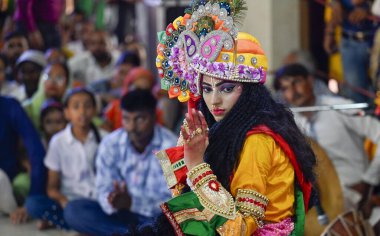 NEW DELHI INDIA 26 AĞUSTOS 2024 Lord Krishna ve Radha gibi giyinen sanatçılar Shri Laxmi Narayan Tapınağı 'ndaki Krishna Janmashtami' nin Mandir 'de 26 Ağustos 2024' te Mandir Marg 'da Yeni Delhi' de Raj K Raj Hindustan 