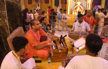 GHAZIABAD INDIA 26 AĞUSTOS 2024 Ghaziabad Halkı Shri Krishna Janmashtami 'yi Gaziabad Raj Nagar ISKCON tapınağında ve 26 Ağustos 2024' te Gaziabad Hindistan 'da ışıklarla süslenmiş ISKCON tapınağında kutluyor. Fotoğraf: Sakib Ali Hindustan Times 