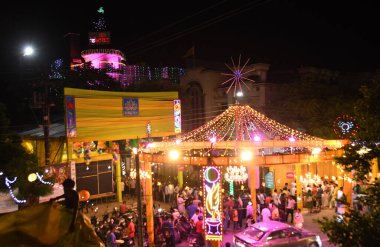 GHAZIABAD INDIA 26 AĞUSTOS 2024 Ghaziabad Halkı Shri Krishna Janmashtami 'yi Gaziabad Raj Nagar ISKCON tapınağında ve 26 Ağustos 2024' te Gaziabad Hindistan 'da ışıklarla süslenmiş ISKCON tapınağında kutluyor. Fotoğraf: Sakib Ali Hindustan Times 