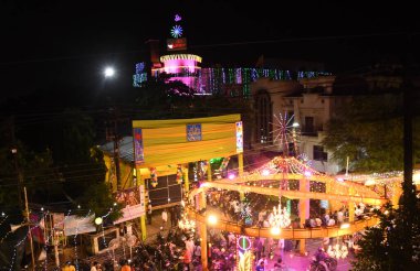 GHAZIABAD INDIA 26 AĞUSTOS 2024 Ghaziabad Halkı Shri Krishna Janmashtami 'yi Gaziabad Raj Nagar ISKCON tapınağında ve 26 Ağustos 2024' te Gaziabad Hindistan 'da ışıklarla süslenmiş ISKCON tapınağında kutluyor. Fotoğraf: Sakib Ali Hindustan Times 