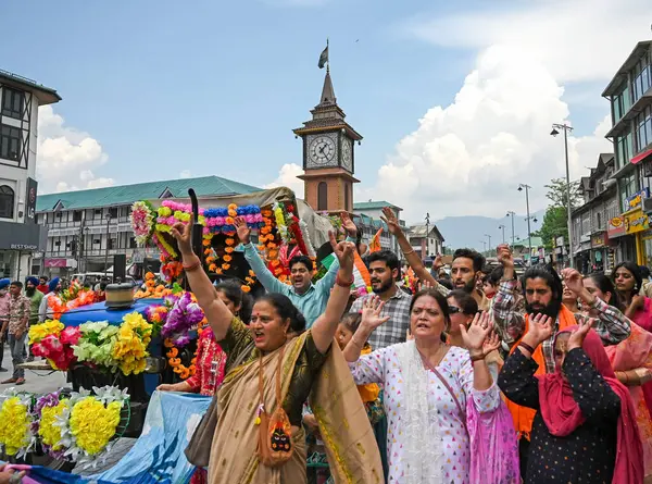 SRINAGAR INDIA 26 AĞUSTOS 2024 Hindu fanatikleri, 26 Ağustos 2024 tarihinde Srinagar Hindistan 'da Waseem Andrabi Hindustan Times tarafından çekilen Janmashtami festivaline katılmak için düzenlenen dini törene katıldılar. 