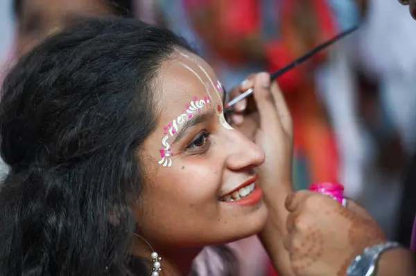 26 Ağustos 2024 tarihinde Noida Hindistan 'da 33. Bölge ISKCON Tapınağı' nda Janmashtami vesilesiyle fotoğraf çektiren 26 AĞUSTOS 2024 Dindar Sunil Ghosh Hindustan Times 