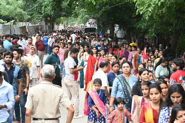 NEW DELHI INDIA 26 AĞUSTOS 2024 Devotees Janmashtami festivali Iskcon Tapınağı Sant Nagar Doğu Kailash 26 Ağustos 2024 'te Yeni Delhi Hindistan' da Sonu Mehta Hindustan Times tarafından çekilmiştir. 