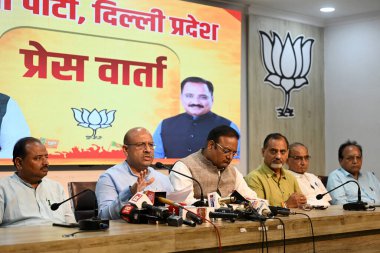 NEW DELHI INDIA AUGust 28 AUGust 28 2024 Delhi LOP Vijender Gupta ve tüm BJP Delhi MLA basın toplantısı BJP Delhi Jal Board karşı 28 Ağustos 2024 tarihinde Yeni Delhi Hindistan Fotoğraf: Salman Ali Hindustan Times 