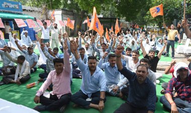 NEW DELHI INDIA AUGust 28 AUGust 2024 DTC personel sürücüsü ve kondüktörü, Delhi Taşımacılık Mazdoor Sangh liderliğindeki protesto dharna üzerinde otururken, 28 Ağustos 2024 tarihinde Yeni Delhi Hindistan 'da Sonu Mehta Hindustan Times 