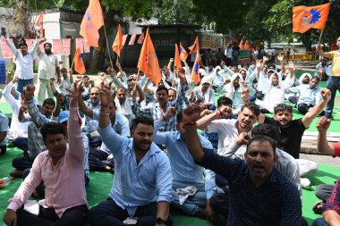 NEW DELHI INDIA AUGust 28 AUGust 2024 DTC personel sürücüsü ve kondüktörü, Delhi Taşımacılık Mazdoor Sangh liderliğindeki protesto dharna üzerinde otururken, 28 Ağustos 2024 tarihinde Yeni Delhi Hindistan 'da Sonu Mehta Hindustan Times 