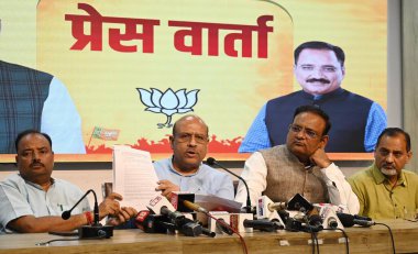 NEW DELHI INDIA 28 AUGust 28 2024 Delhi Meclis Lideri Vijender Gupta ve diğer BJP MLA 'lar, 28 Ağustos 2024' te Yeni Delhi Hindistan 'da Vipin Kumar Hindustan Tim tarafından çekilen Vipin Kumar Hindistan' daki Pant Marg BJP genel merkezindeki usulsüzlüklerle ilgili medyaya seslendiler.