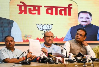 NEW DELHI INDIA 28 AUGust 28 2024 Delhi Meclis Lideri Vijender Gupta ve diğer BJP MLA 'lar, 28 Ağustos 2024' te Yeni Delhi Hindistan 'da Vipin Kumar Hindustan Tim tarafından çekilen Vipin Kumar Hindistan' daki Pant Marg BJP genel merkezindeki usulsüzlüklerle ilgili medyaya seslendiler.