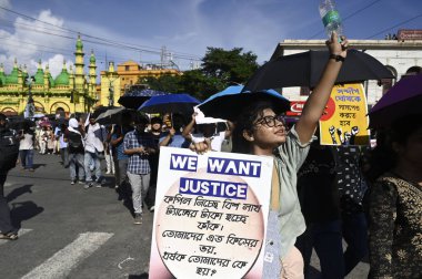 KOLKATA INDA 28 AĞUSTOS 2024 Kıdemsiz doktorlar, RG Kar Tıp Fakültesi ve Hastanesi stajyer doktoruna 28 Ağustos 2024 tarihinde Kolkata Hindistan 'da Samir Jana Hindustan Times tarafından yapılan bir protesto mitingine katıldılar. 