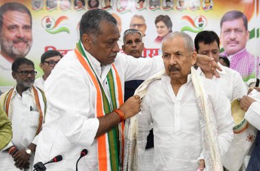 PATNA INDA AUGust 28 Ağustos 2024 Bihar Kongresi Başkanı Akhilesh Prasad Singh, 28 Ağustos 2024 'te Santosh Kumar Hindustan Times' ın Patna Hindistan Fotoğrafı 'nda Sadaquat Ashram' da verdiği Milano Samaroh sırasında Prof Ramjatan Sinha 'yı onurlandırdı. 