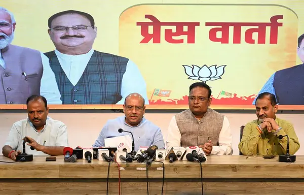 NEW DELHI INDIA 28 AUGust 28 2024 Delhi Meclis Lideri Vijender Gupta ve diğer BJP MLA 'lar, 28 Ağustos 2024' te Yeni Delhi Hindistan 'da Vipin Kumar Hindustan Tim tarafından çekilen Vipin Kumar Hindistan' daki Pant Marg BJP genel merkezindeki usulsüzlüklerle ilgili medyaya seslendiler.