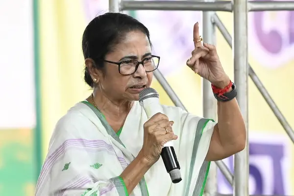 stock image KOLKATA INDA AUGUST 28 2024 Chief minister of West Bengal and All India Trinamool Congress AITC chairperson Mamata Banerjee speaking in foundation day event of TMCP students wing of TMC at Mayo road on August 28 2024 in Kolkata India Photo by Samir J