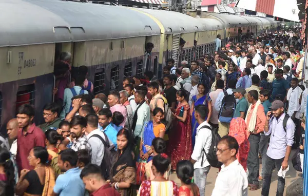 stock image PATNA INDA AUGUST 28 2024 Aspirants rush to board a train after given Bihar Constable Exam 2024 at Patna Junction on August 28 2024 in Patna India Photo by Santosh Kumar Hindustan Times 