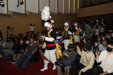 NEW DELHI INDIA 23 Mayıs 2023 Öğrenciler Hint Kore kültürü ve yoldaşlığı sırasında geleneksel dans gösterisi Kamani Auditorium Mandi House 23 Mayıs 2023 tarihinde Yeni Delhi Hindistan 'da Koreli ve Hintli sanatçılar giyinmiş olarak