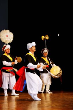 NEW DELHI INDIA 23 Mayıs 2023 Öğrenciler Hint Kore kültürü ve yoldaşlığı sırasında geleneksel dans gösterisi Kamani Auditorium Mandi House 23 Mayıs 2023 tarihinde Yeni Delhi Hindistan 'da Koreli ve Hintli sanatçılar giyinmiş olarak