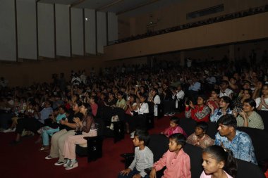 YENİ DELHI INDIA 23 MAYIS 2023 Kamani Oditoryum Mandi House 23 Mayıs 2023 tarihinde Hint kültüründe ve yoldaşlık sırasında Yeni Delhi Hindistan 'da renkli giysiler giymiş Koreli ve Hintli sanatçılar sahne aldı