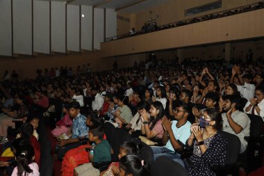 YENİ DELHI INDIA 23 MAYIS 2023 Kamani Oditoryum Mandi House 23 Mayıs 2023 tarihinde Hint kültüründe ve yoldaşlık sırasında Yeni Delhi Hindistan 'da renkli giysiler giymiş Koreli ve Hintli sanatçılar sahne aldı