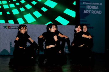 NEW DELHI INDIA 23 Mayıs 2023 Hint pop grubu Girl Crush, Hint Kore kültüründe popüler K-Pop şarkıları eşliğinde 23 Mayıs 2023 tarihinde Kamani Auditorium Mandi House 'da dans etti.