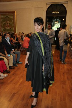 NEW DELHI INDIA MAYIS 23 2023 Feroze Gujral sanat köşe yazarı medya kişiliği ve eski model İtalyan sanat sergisi 