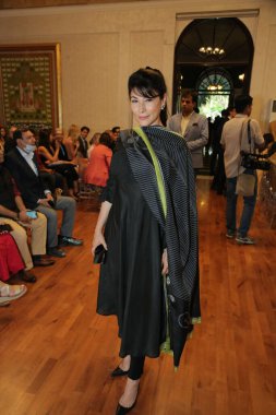 NEW DELHI INDIA MAYIS 23 2023 Feroze Gujral sanat köşe yazarı medya kişiliği ve eski model İtalyan sanat sergisi 