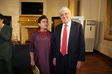 NEW DELHI INDIA Mayıs 23 2023 İtalyan elçisi Vincenzo De Luca eşi Paola Ferri ile birlikte Büyük İtalyan Vizyonu adlı bir İtalyan sanat sergisinin açılışında devam eden sergide 70 başyapıtın antolojisi yer almaktadır. 