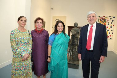 NEW DELHI INDIA 23 Mayıs 2023 Meenakshi Lekhi 2R Dışişleri ve Kültür Bakanı İtalya 'nın Hindistan Büyükelçisi Vincenzo De Luca R ve eşi Paola Ferri 3R İtalyan sanat sergisi açılışında