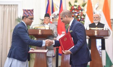 NEW DELHI INDIA HAZİRAN 12023 MoU, Başbakan Narendra Modi ile Başbakan Pushpa Kamal Dahal Prachanda 'nın 1 Haziran 2023 tarihinde Hyderabad' daki evinde yaptıkları ortak basın açıklamasında Hint bakanları ve Nepal Bakanları ile dosya alışverişinde bulundu.