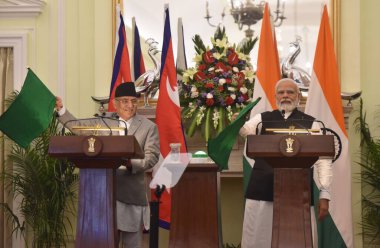 NEW DELHI INDIA HAZİRAN 12023 Başbakan Narendra Modi ve Nepal Başbakanı Pushpa Kamal Dahal Prachanda, Bihar 'daki Bathnaha' dan Nepal gümrük idaresine giden bir kargo trenini basın toplantısında durdurdu. 