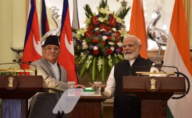 NEW DELHI INDIA HAZİRAN 12023 Başbakan Narendra Modi ve Nepal Başbakanı Pushpa Kamal Dahal Prachanda, 1 Haziran 2023 tarihinde Yeni Delhi Hindistan 'daki Hyderabad House' da yaptıkları toplantı sonrasında yaptıkları ortak basın açıklamasında projelerini başlattılar.