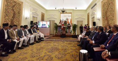 NEW DELHI INDIA HAZİRAN 12023 Başbakan Narendra Modi ve Nepal Başbakanı Pushpa Kamal Dahal Prachanda, 1 Haziran 2023 tarihinde Yeni Delhi Hindistan 'daki Hyderabad House' da yaptıkları toplantı sonrasında yaptıkları ortak basın açıklamasında projelerini başlattılar.