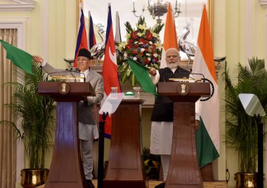 NEW DELHI INDIA HAZİRAN 12023 Başbakan Narendra Modi ve Nepal Başbakanı Pushpa Kamal Dahal Prachanda, Bihar 'daki Bathnaha' dan Nepal gümrük idaresine giden bir kargo trenini basın toplantısında durdurdu. 