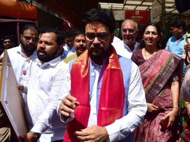 MUMBAI INDIA HAZİRAN 12023 Enformasyon ve Yayın Bakanı Anurag Takur, Siddhivinayak Mandir 'i 1 Haziran 2023' de Dadar 'da ziyaret etti. 