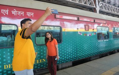 MUMBAI INDIA HAZİRAN 12023 Hint Demiryolları Kraliçesi 'nin doğum gününü kutluyor. Pune ile Mumbai arasındaki 93 ihtişamlı yıl süren ilk lüks tren CSMT tren istasyonunda 1 Haziran 2023 tarihinde B tarafından Hindistan' da çekilmiştir.