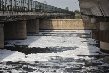 NEW DELHI INDIA 2 HAZİRAN 2023 ITO yakınlarındaki Yamuna suyunda 2 Haziran 2023 tarihinde yüzen zehirli köpük görüntüsü Yamuna 'da yüzen tehlikeli köpük amonyak seviyesinin artması ve yüksek fosfat içeriğinin neden olduğu