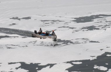 NEW DELHI INDIA 2 HAZİRAN 2023 ITO yakınlarındaki Yamuna suyunda 2 Haziran 2023 tarihinde yüzen zehirli köpük görüntüsü Yamuna 'da yüzen tehlikeli köpük amonyak seviyesinin artması ve yüksek fosfat içeriğinin neden olduğu