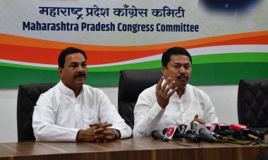 MUMBAI INDIA JUNE 2 2023 Maharashtra Pradesh Congress Committee MPCC President Nana Patole with party leader Naseem Khan addresses a press conference at Tilak Bhavan Dadar on June 2 2023 in Mumbai India Photo by Bhushan Koyande Hindustan Times  clipart