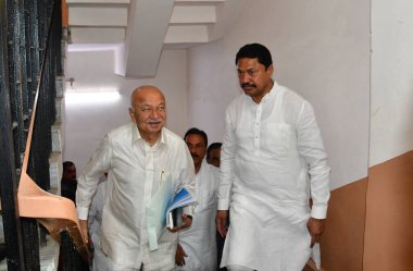 MUMBAI INDIA 2 Haziran 2023 Kongre Başkanı Balasaheb Thorat MPCC başkanı Nana Patole ve parti liderleri Sushil Kumar Shinde Prithviraj Chavan ve Ashok Chavan, partinin tüm bölge başkanları ve sekreterleriyle yaptıkları toplantı sırasında