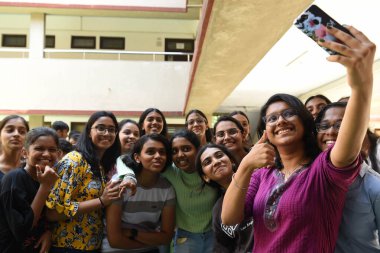 NAVI MUMBAI INDIA JUNE 2 Haziran 2023 Fr Agnel Çok Amaçlı Okul ve Çocuk Koleji öğrencileri, SSC Yönetim Kurulu Sınav sonuçlarının 2 Haziran 2023 tarihinde Navi Mumbai Hindistan 'da açıklanması sonrasında başarıyı kutladı.