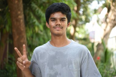 NAVI MUMBAI INDIA JUNE 2 Haziran 2023 Topper Nair Avneesh Amar Fr Agnel Çok Amaçlı Okul ve Yüksekokuldan SSC Yönetim Kurulu Sınav sonuçlarının 2 Haziran 2023 tarihinde Navi Mumbai 'de Vashi' de açıklanmasının ardından% 984 başarı elde etti.