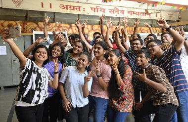 MUMBAI INDIA 2 Haziran 2023 Madhavrao Bhagwat Lisesi öğrencileri, SSC Yönetim Kurulu Sınav sonuçlarının 2 Haziran 2023 tarihinde Mumbai Hindistan 'da Vile Parle' de açıklanmasının ardından başarıyı kutladı. 
