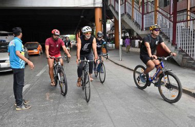 MUMBAI INDIA 3 Haziran 2023 Fitness ikonu Milind Soman, Lifelong Online Retail Pvt Ltd tarafından Andheri 'de 3 Haziran 2023 tarihinde Vijay Bate Hindustan Times tarafından düzenlenen Dünya Bisiklet Gününde 250 bisikletçi ile birlikte bir bisiklet mitingine katıldı. 