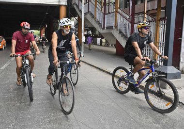 MUMBAI INDIA 3 Haziran 2023 Fitness ikonu Milind Soman, Lifelong Online Retail Pvt Ltd tarafından Andheri 'de 3 Haziran 2023 tarihinde Vijay Bate Hindustan Times tarafından düzenlenen Dünya Bisiklet Gününde 250 bisikletçi ile birlikte bir bisiklet mitingine katıldı. 