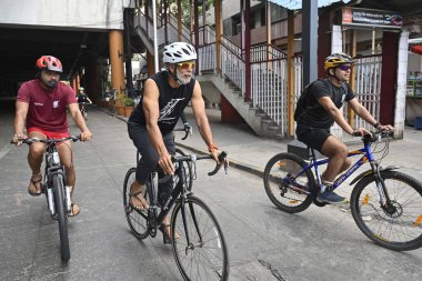 MUMBAI INDIA 3 Haziran 2023 Fitness ikonu Milind Soman, Lifelong Online Retail Pvt Ltd tarafından Andheri 'de 3 Haziran 2023 tarihinde Vijay Bate Hindustan Times tarafından düzenlenen Dünya Bisiklet Gününde 250 bisikletçi ile birlikte bir bisiklet mitingine katıldı. 